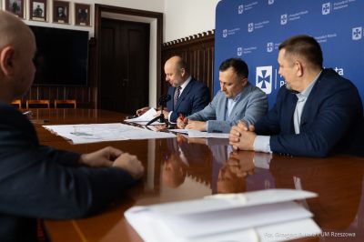 zdjęcie z podpisania umowy Prezydenta Miasta Rzeszowa z właścicielem firmy KDM Projekt Pracownia Projektowo - Konsultingowa, fot. Grzegorz Bukała, Urząd Miasta Rzeszowa